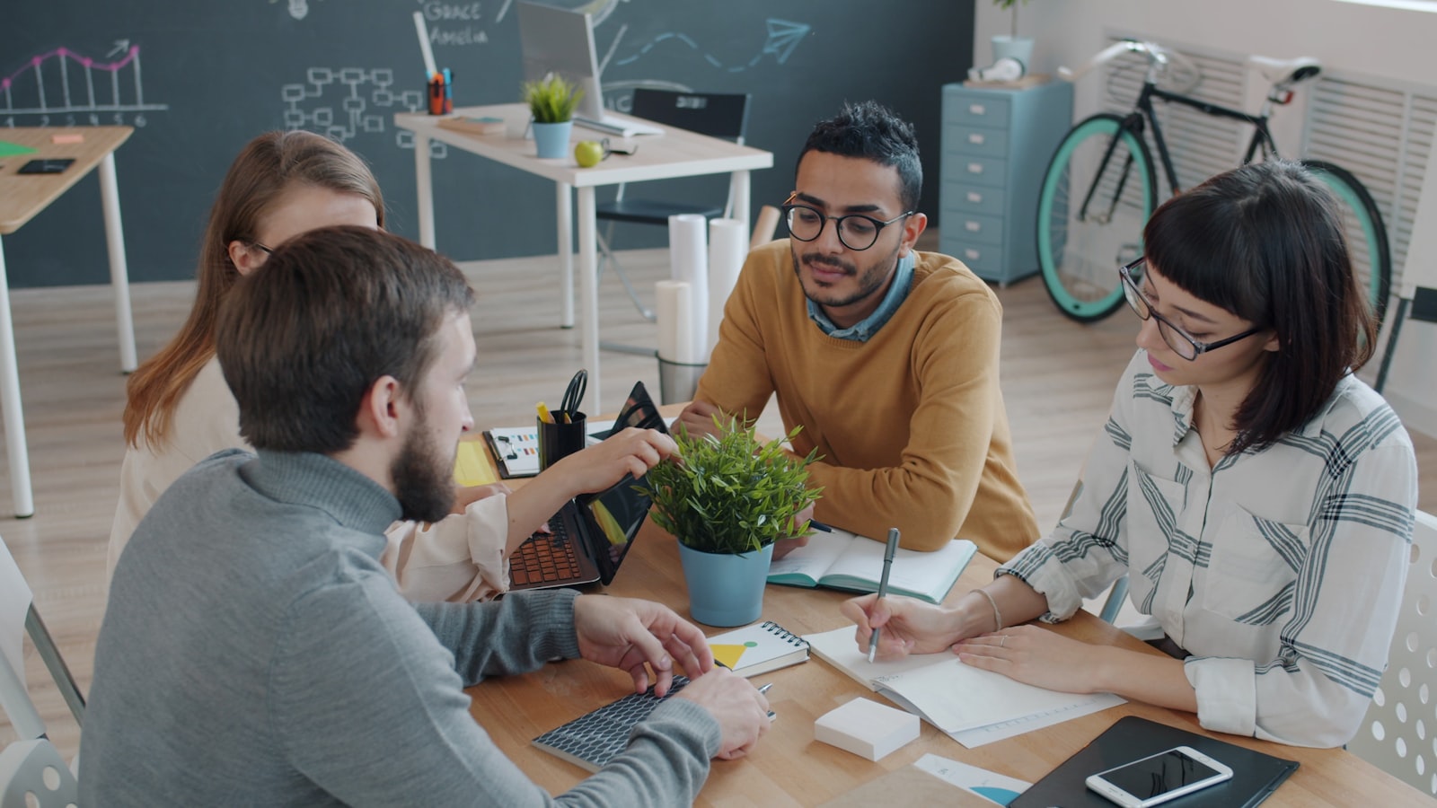 Équipe internationale travaillant sur un site multilingue