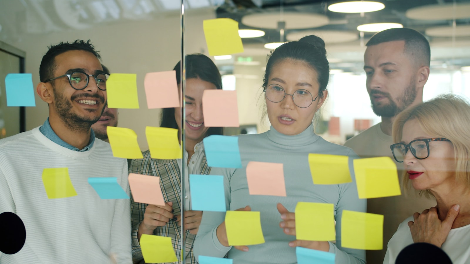 Atelier de recherche utilisateur avec post-its et parcours